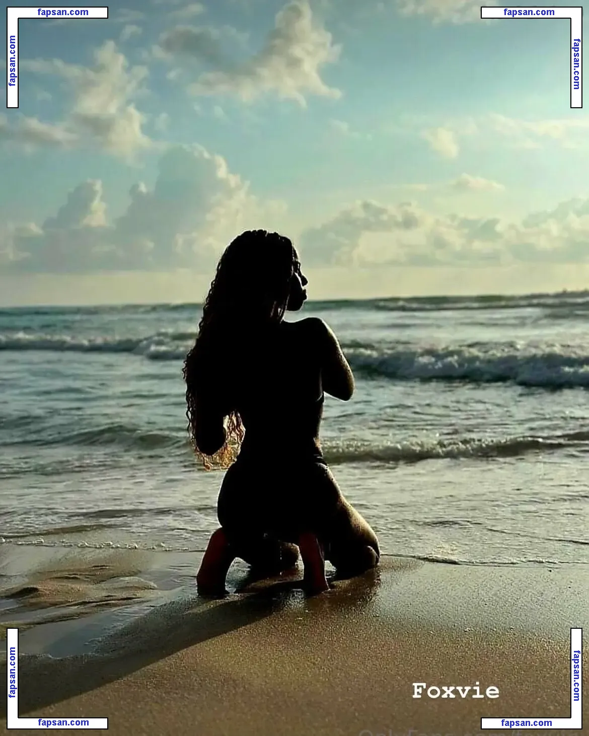 Foxvie nude photo #0008 from OnlyFans