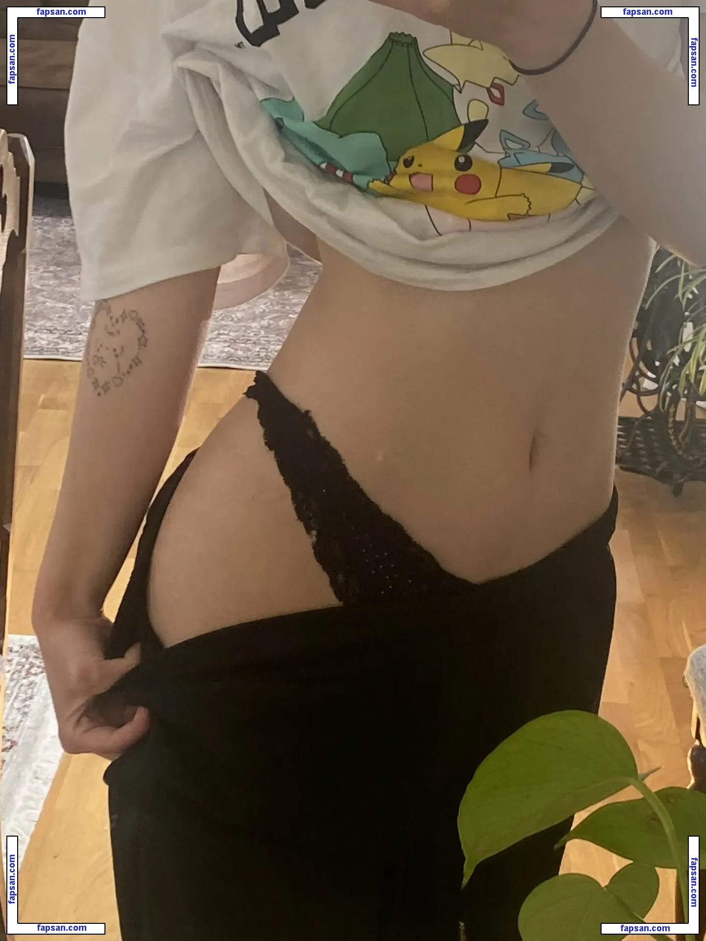 fruuxo голая фото #0002 с Онлифанс