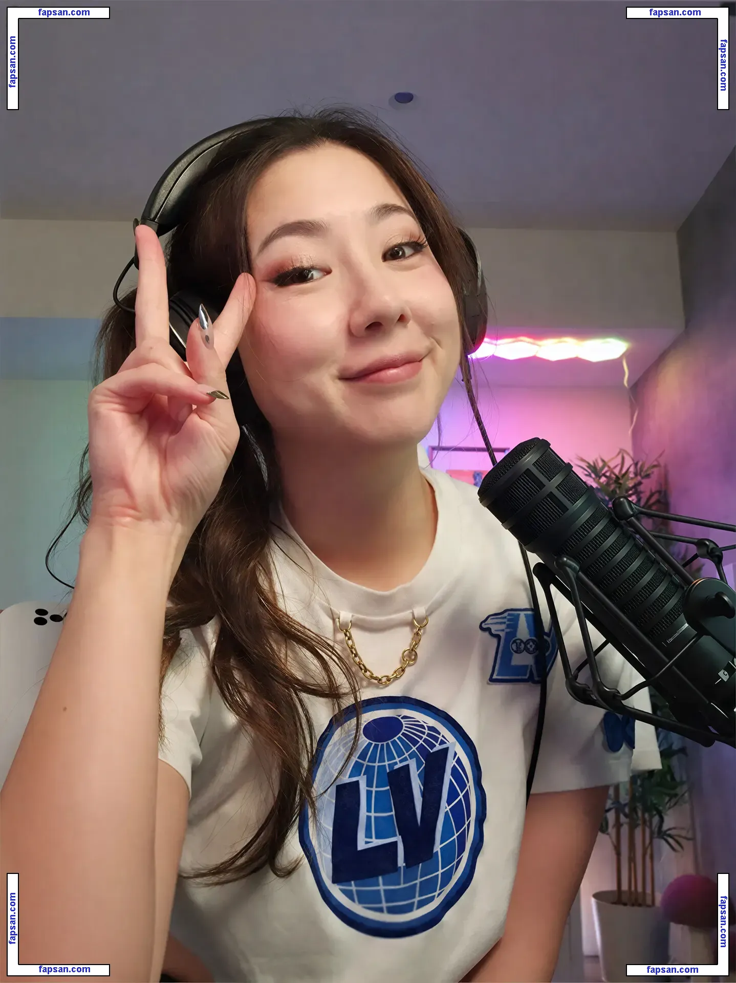 Fuslie (Leslie) голая фото #0002 с Онлифанс
