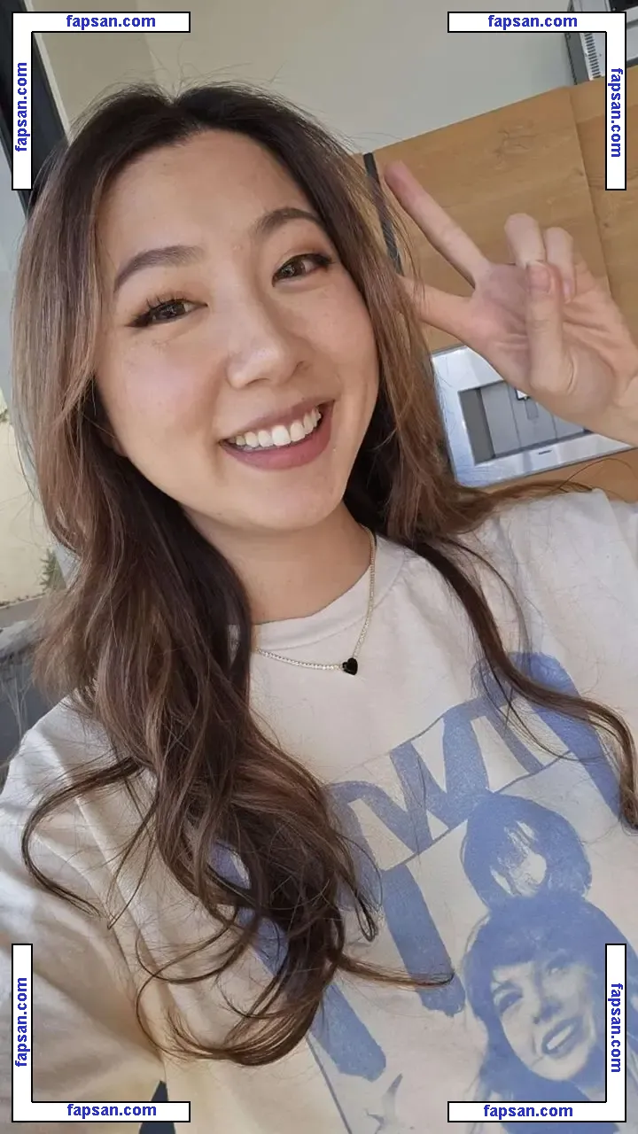 Fuslie (Leslie) голая фото #0011 с Онлифанс