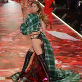 Gigi Hadid голая #0242