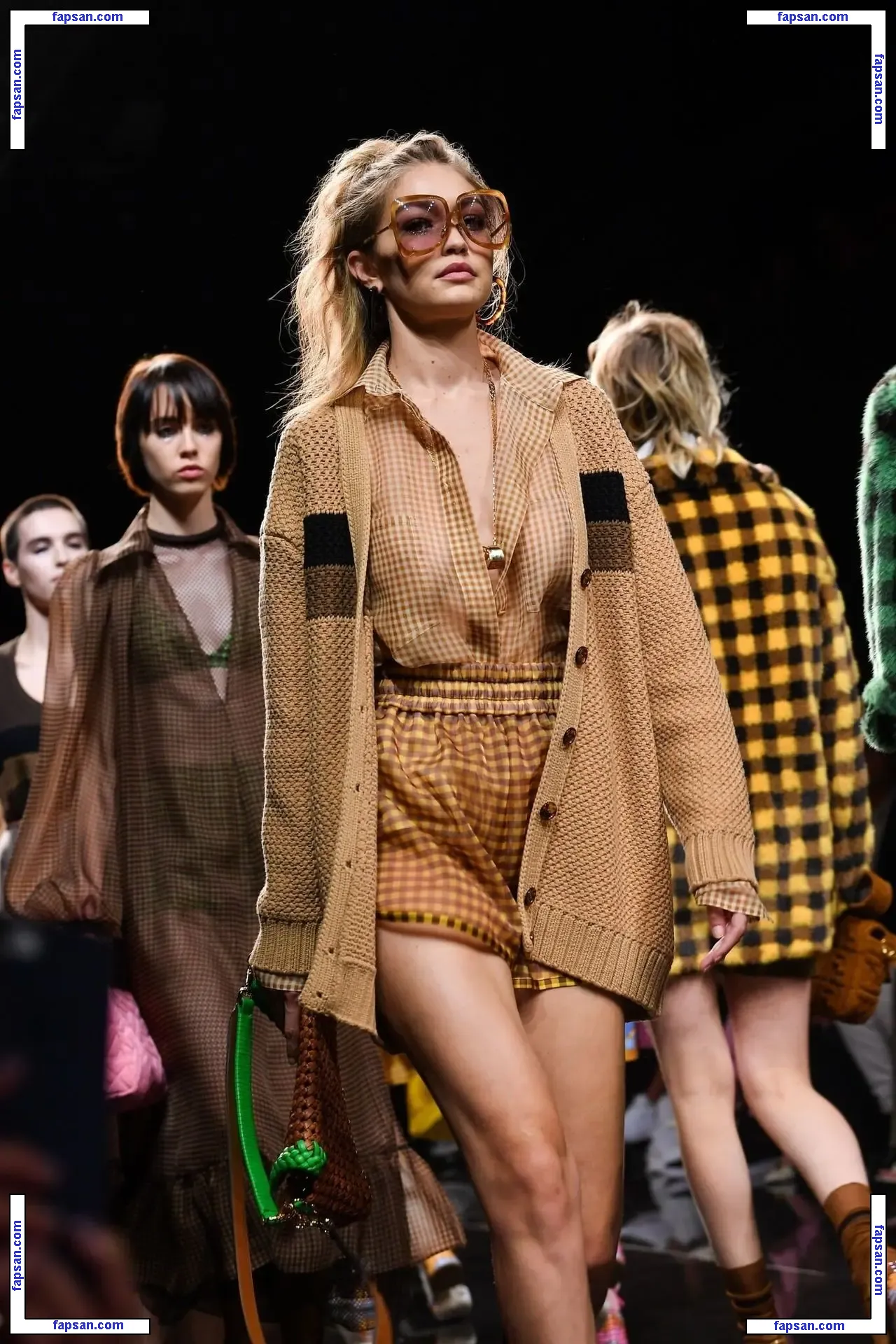 Gigi Hadid голая фото #1623 с Онлифанс