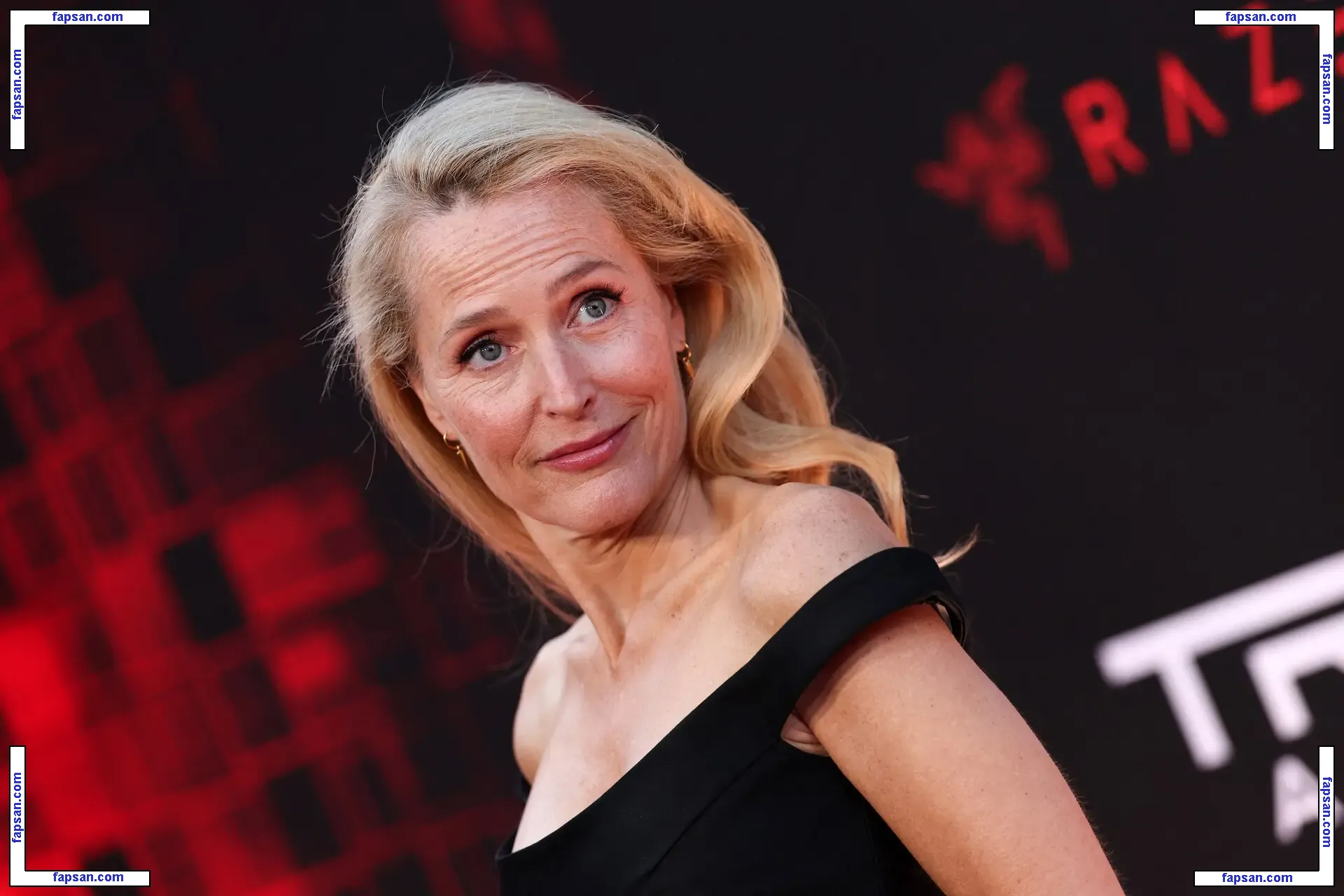 Gillian Anderson голая фото #0556 с Онлифанс