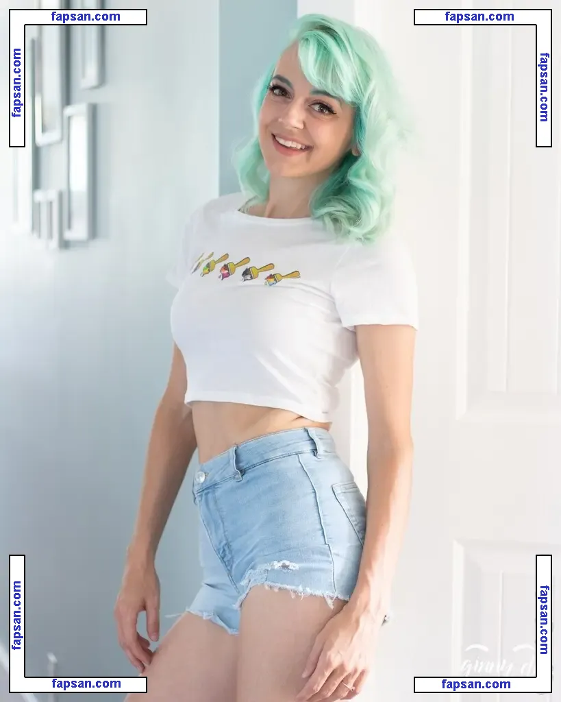 Ginny Di nude photo #0032 from OnlyFans