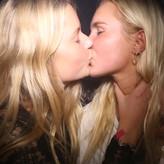 Girls Kissing голая #0003