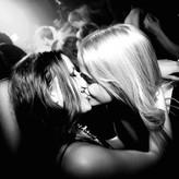 Girls Kissing голая #0009