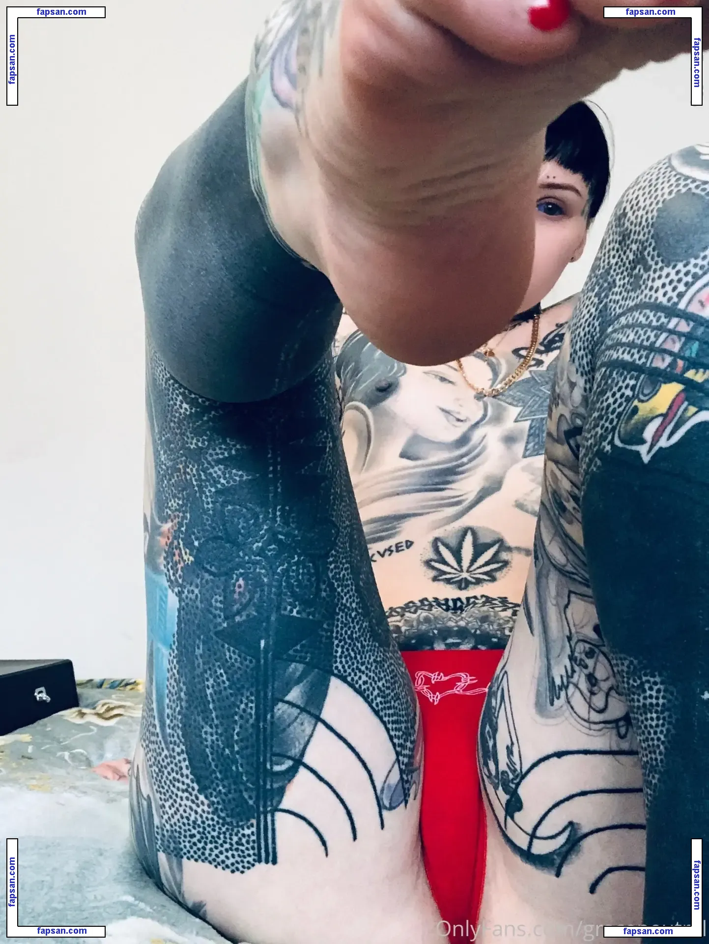 Grace Neutral nude photo #0002 from OnlyFans