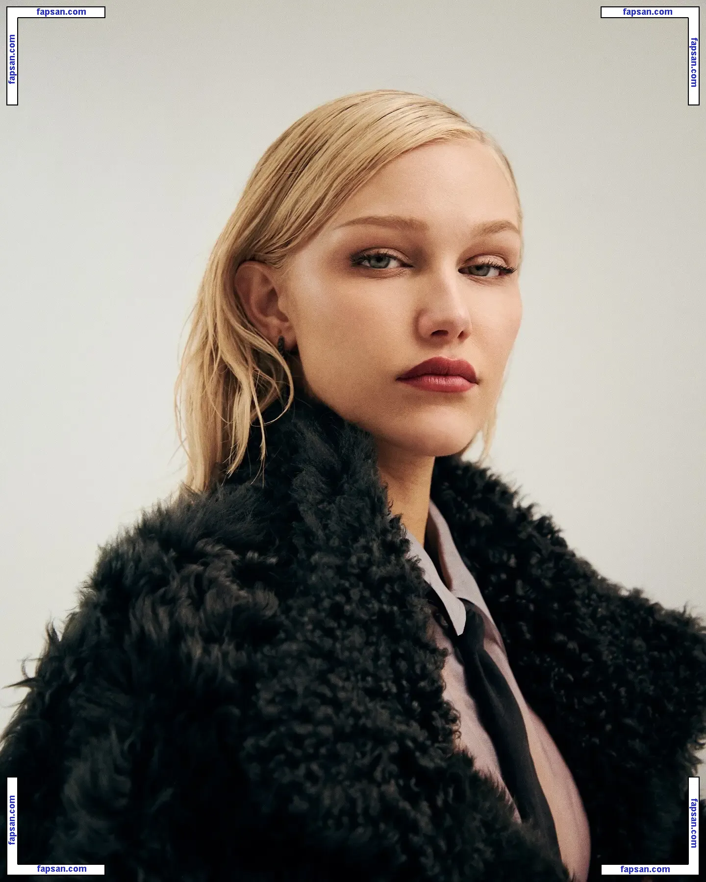 Grace VanderWaal nude photo #0018 from OnlyFans