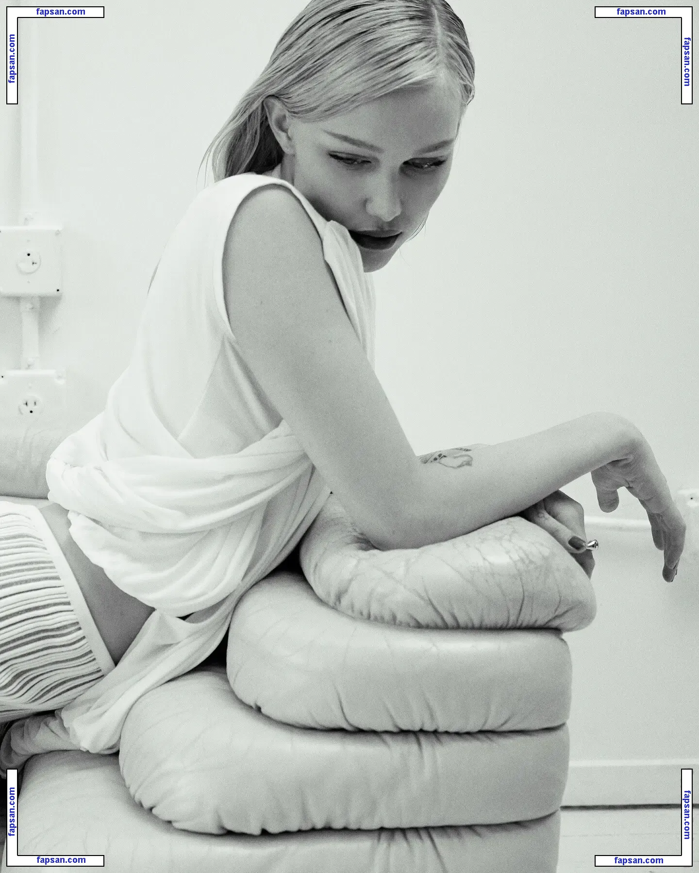 Grace VanderWaal nude photo #0019 from OnlyFans
