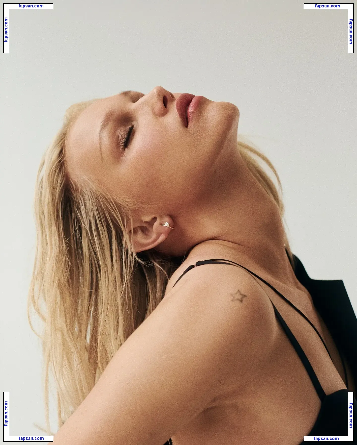 Grace VanderWaal nude photo #0021 from OnlyFans