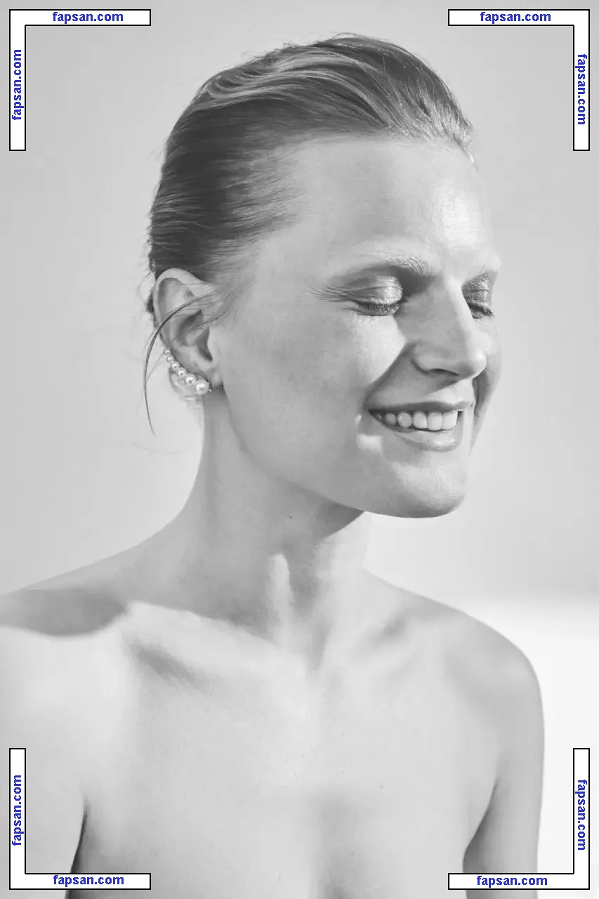 Guinevere Van Seenus nude photo #0004 from OnlyFans