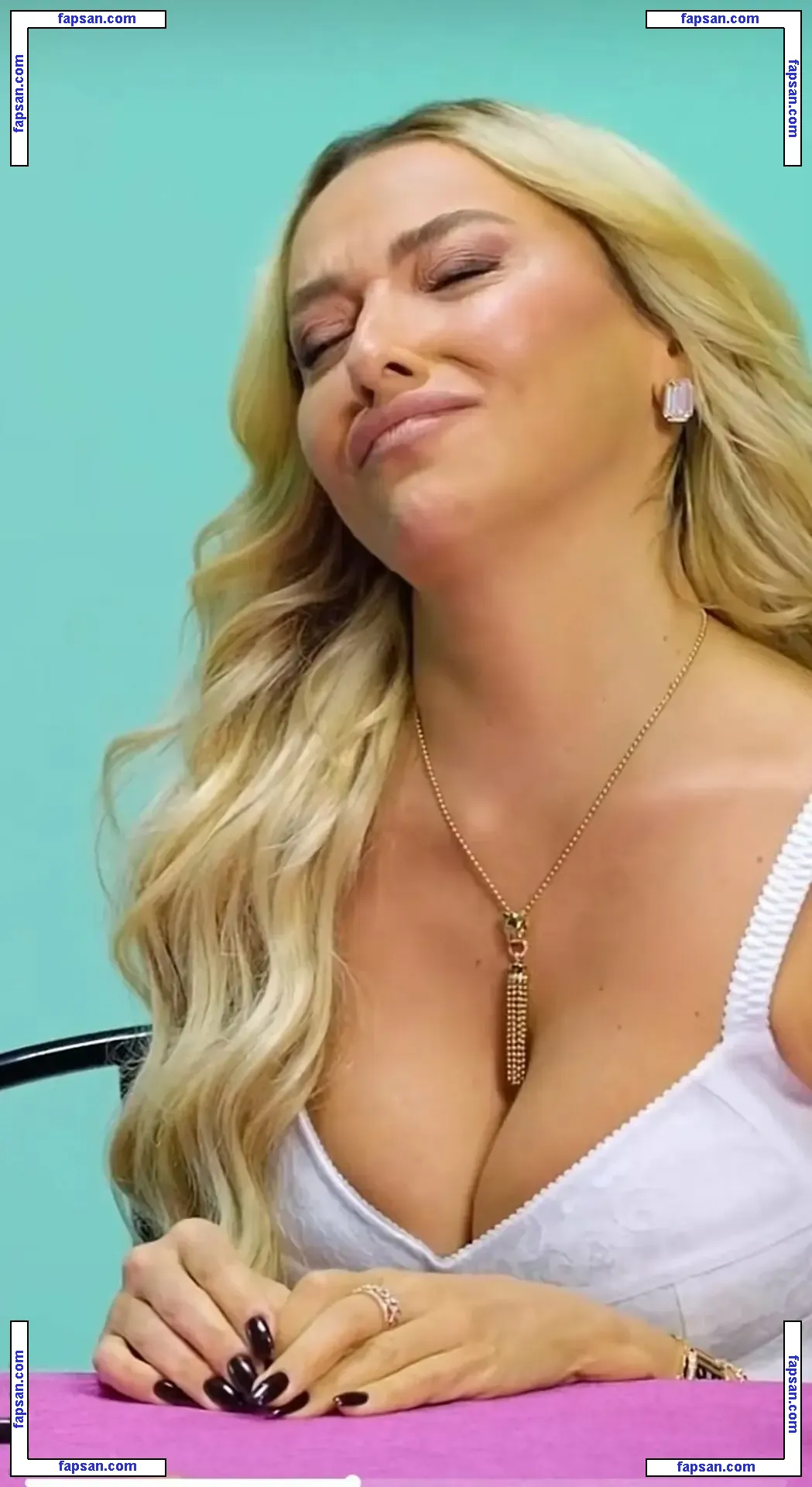 Hadise nude photo #0064 from OnlyFans