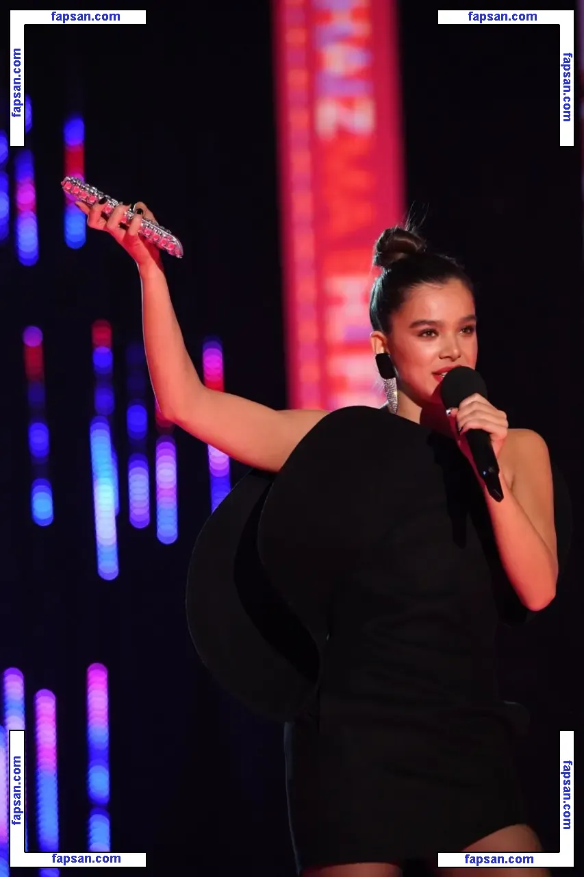 Hailee Steinfeld nude photo #0104 from OnlyFans