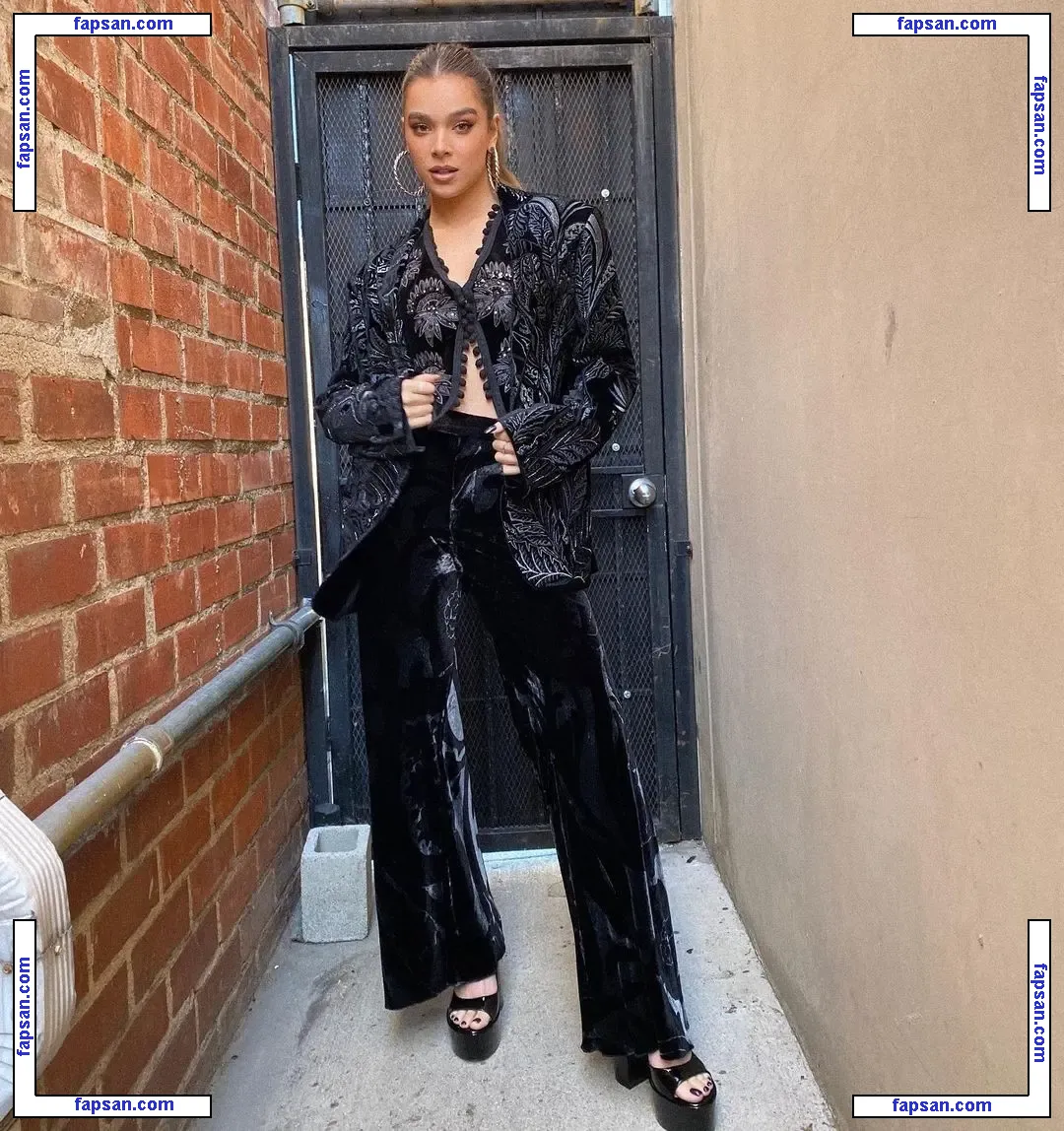Hailee Steinfeld nude photo #0689 from OnlyFans