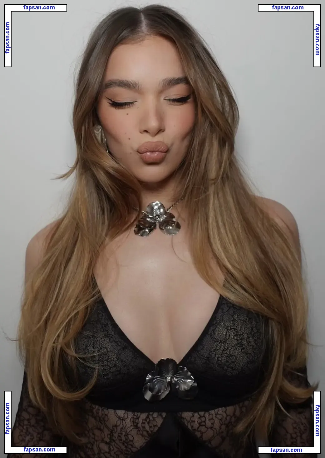 Hailee Steinfeld nude photo #0861 from OnlyFans