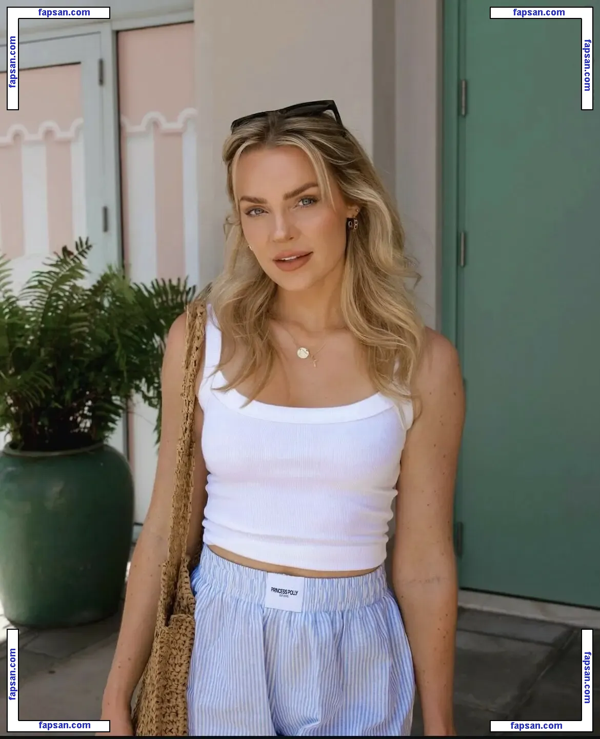 Hailey Malles голая фото #0010 с Онлифанс