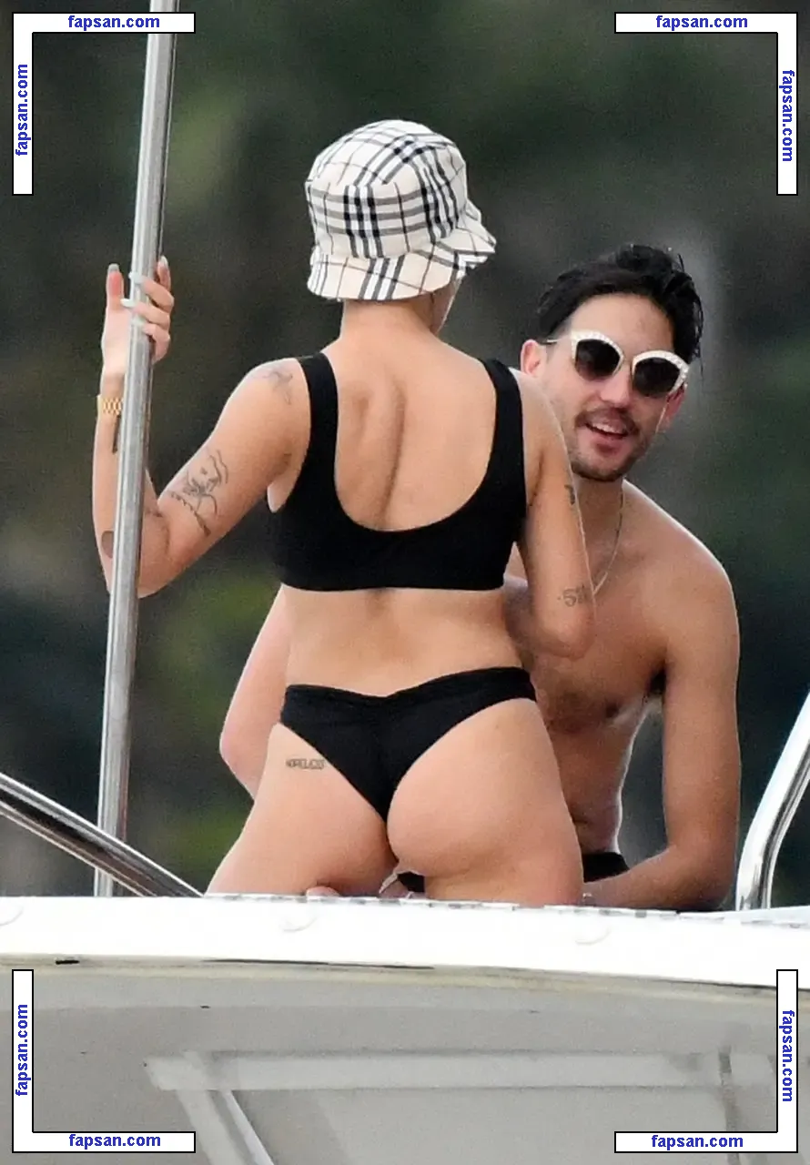 Halsey nude photo #0490 from OnlyFans