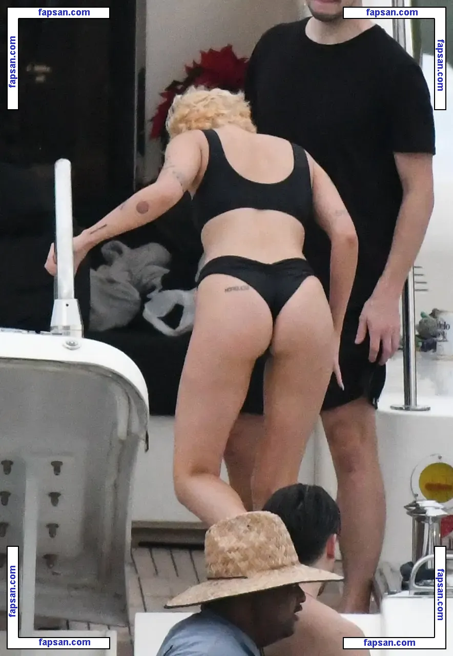 Halsey nude photo #0499 from OnlyFans