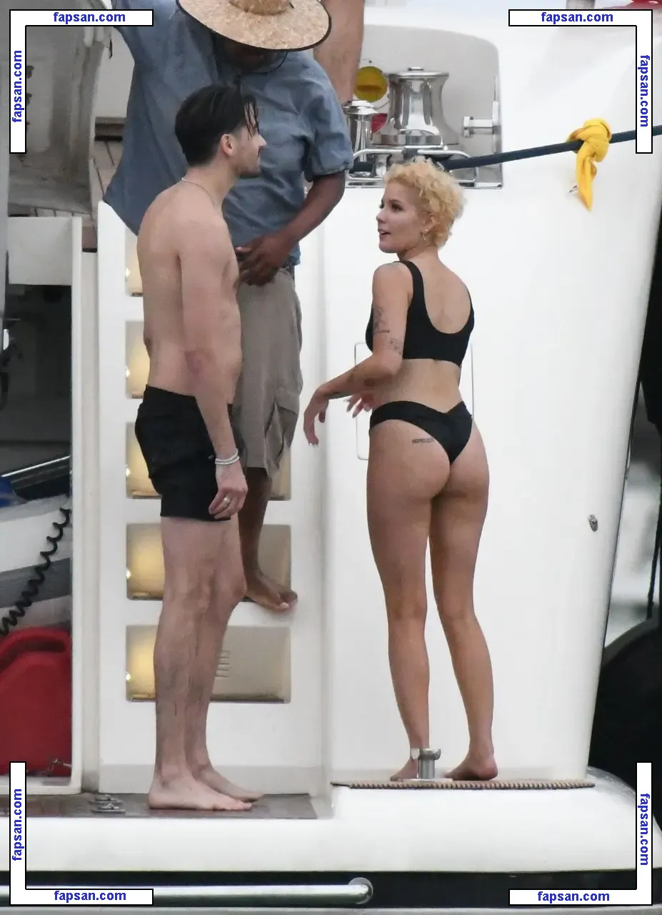 Halsey nude photo #0504 from OnlyFans