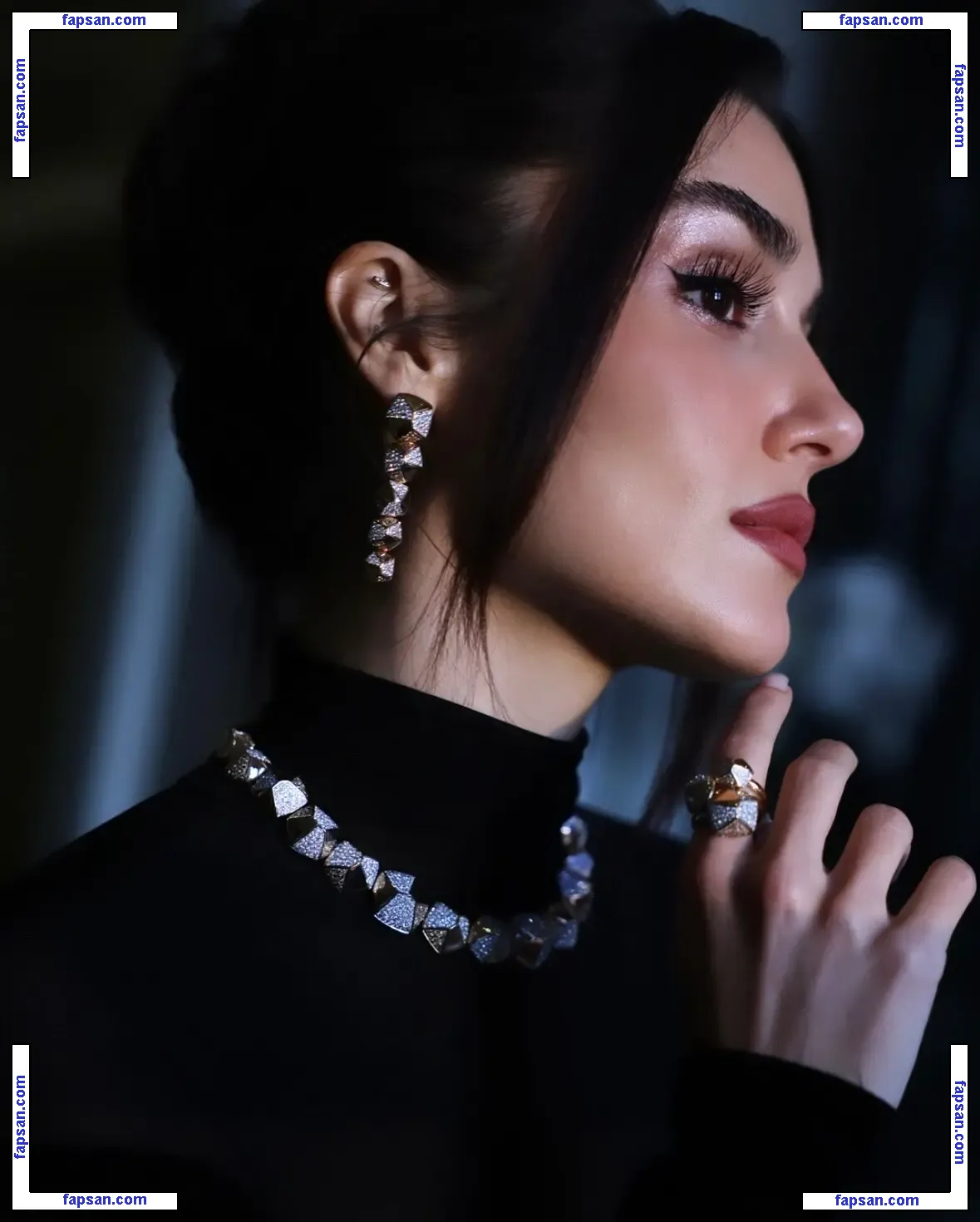 Hande Ercel голая фото #0124 с Онлифанс