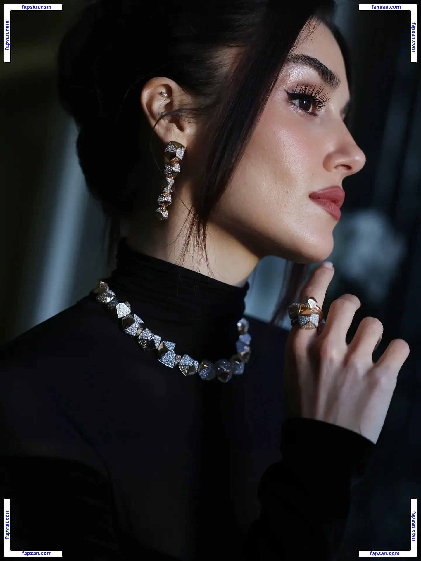 Hande Ercel голая фото #0127 с Онлифанс