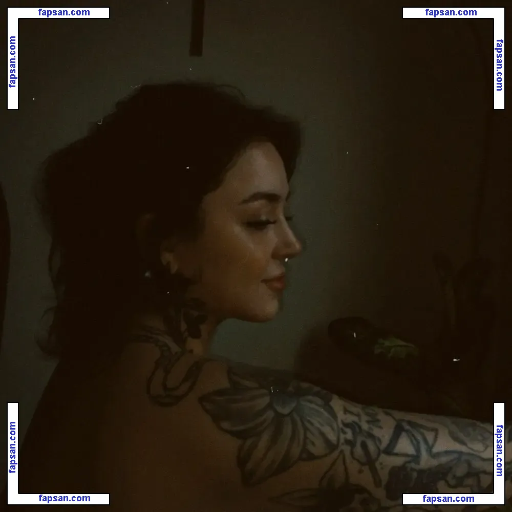 holytuesday голая фото #0002 с Онлифанс