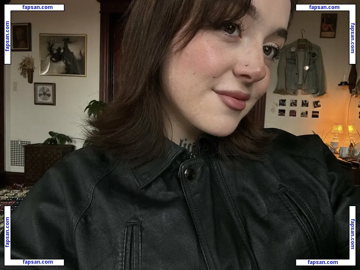 holytuesday голая фото #0004 с Онлифанс