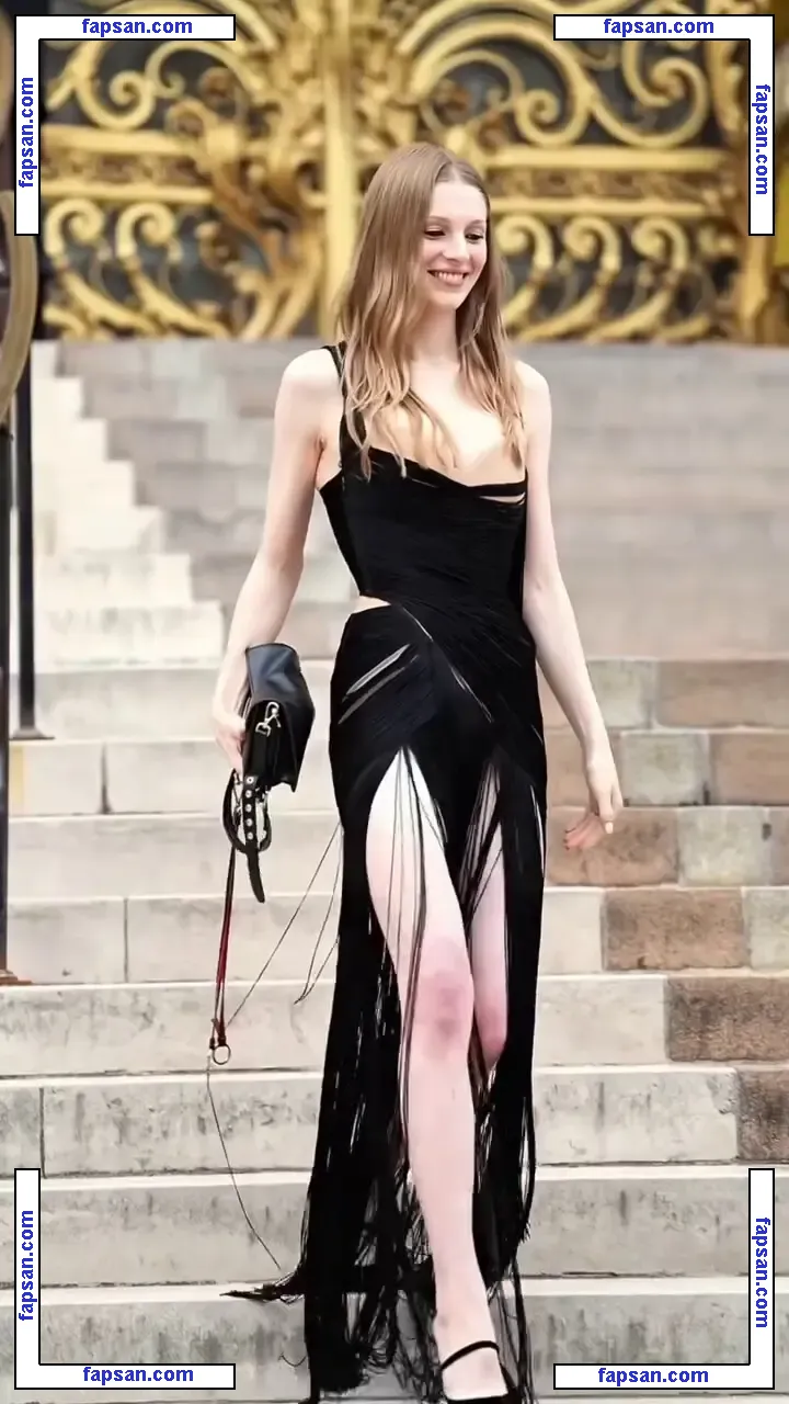 Hunter Schafer nude photo #0261 from OnlyFans