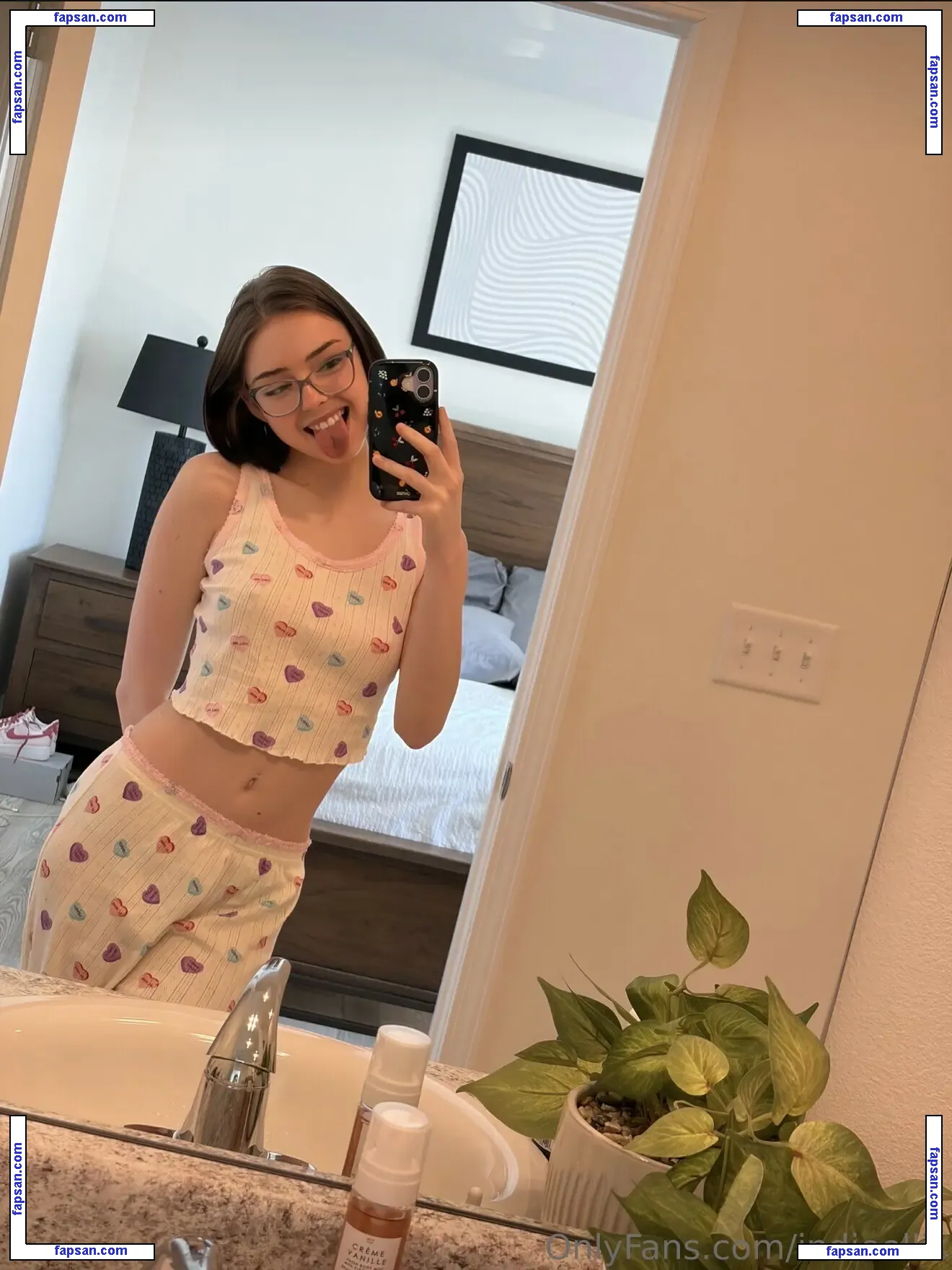 indieellis голая фото #0008 с Онлифанс