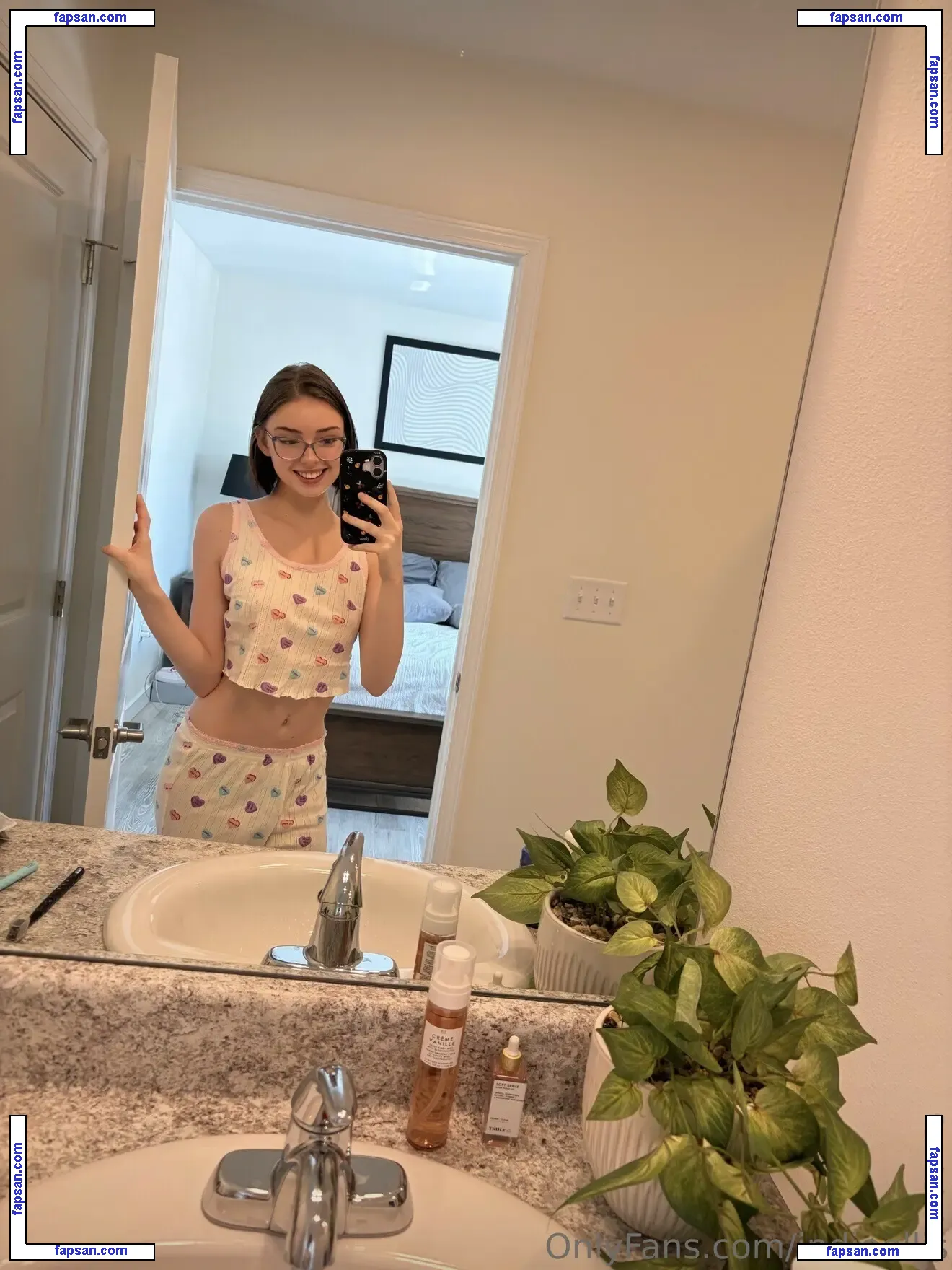 indieellis голая фото #0017 с Онлифанс