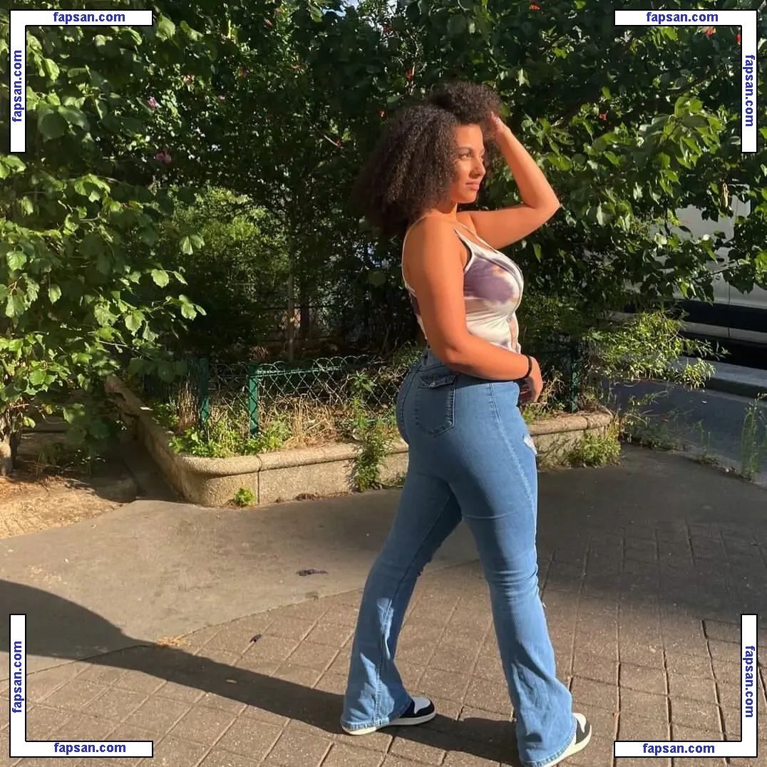 Ines Curly nude photo #0021 from OnlyFans