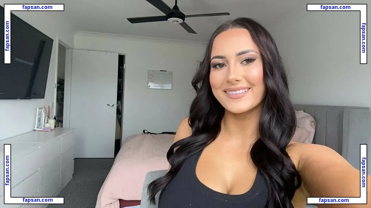 Innika Hodgson nude photo #0015 from OnlyFans