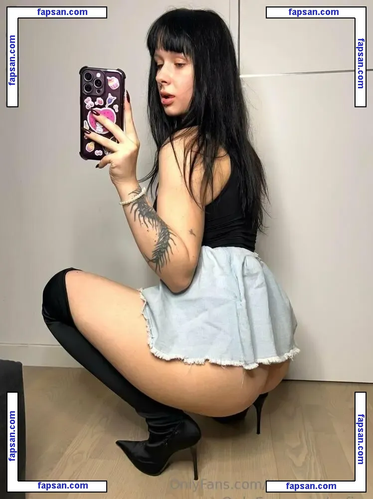 innocent_emily nude photo #0012 from OnlyFans