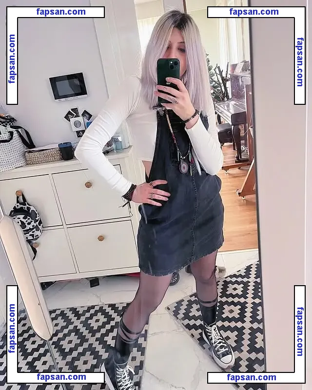 İrem Sakmar nude photo #0003 from OnlyFans