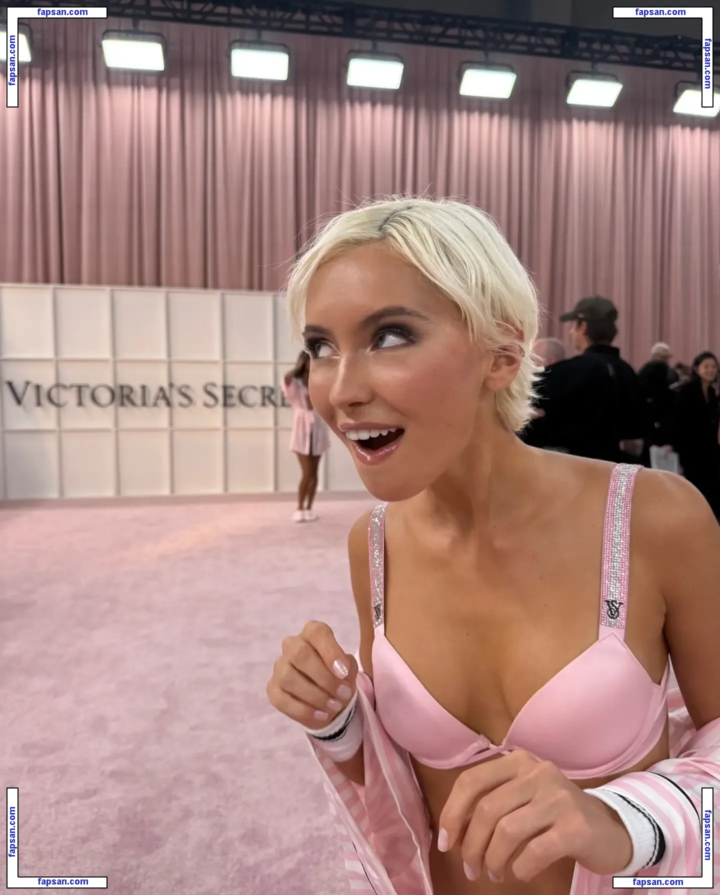 Iris Law голая фото #0533 с Онлифанс