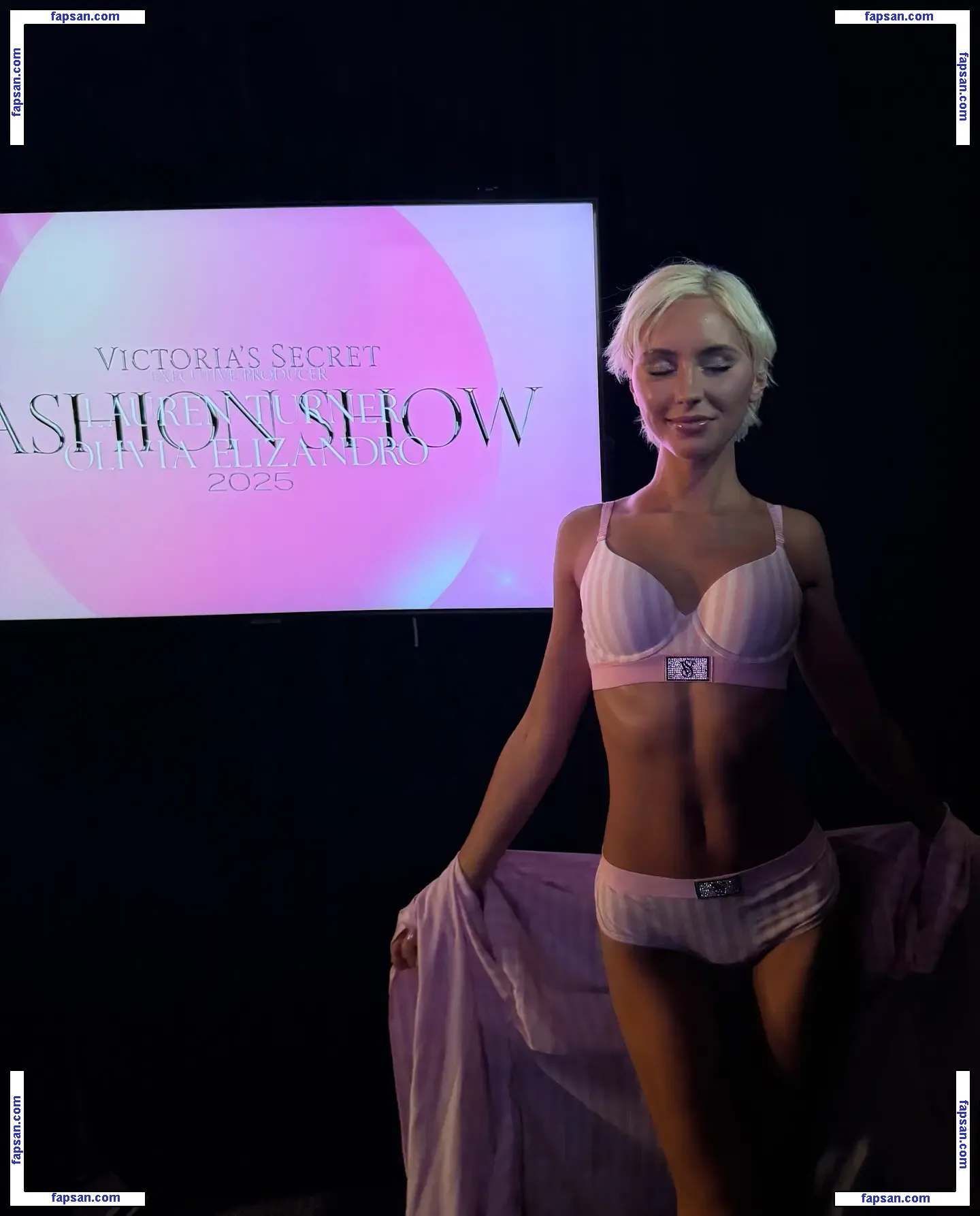 Iris Law голая фото #0535 с Онлифанс