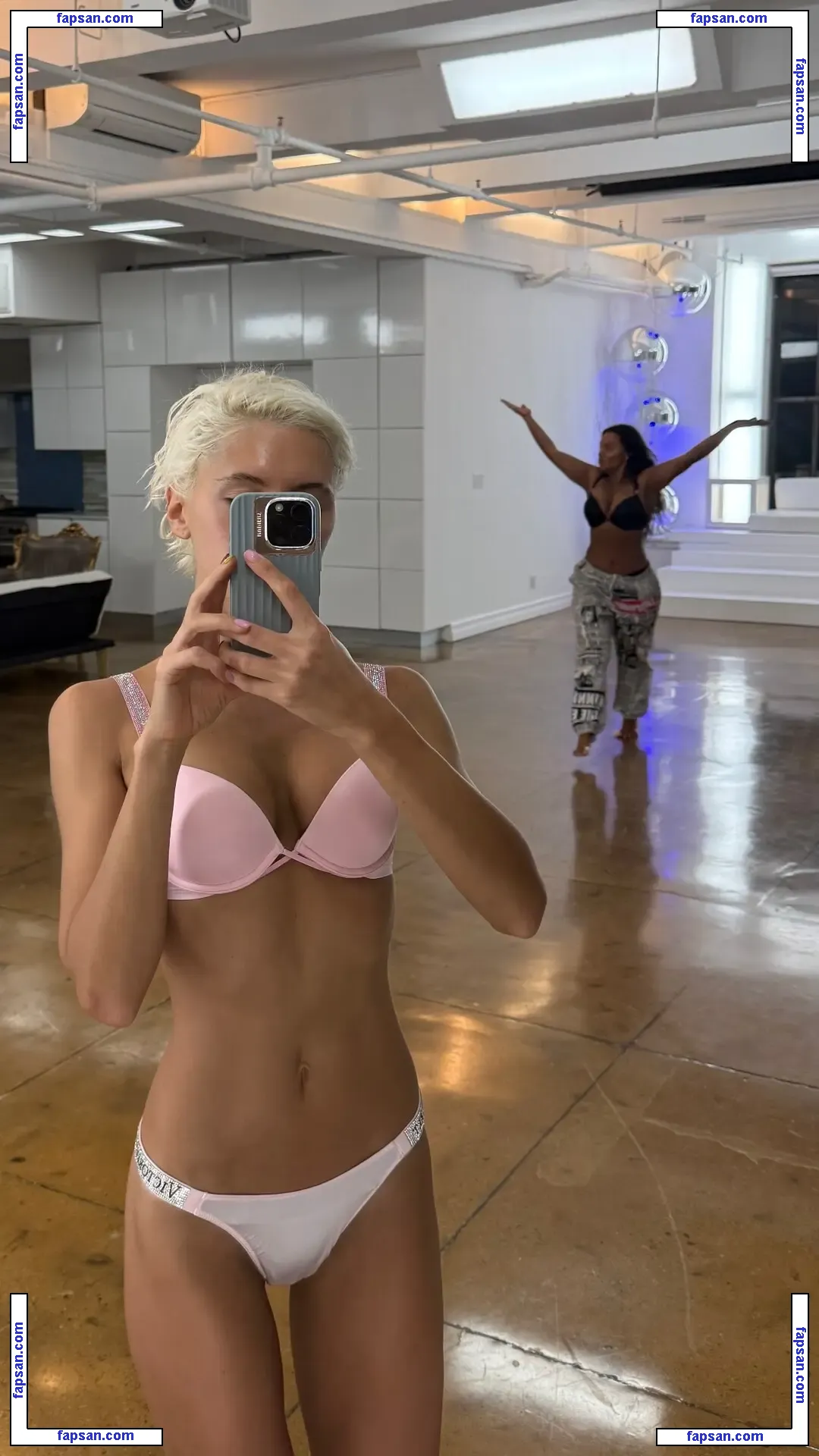 Iris Law голая фото #0536 с Онлифанс