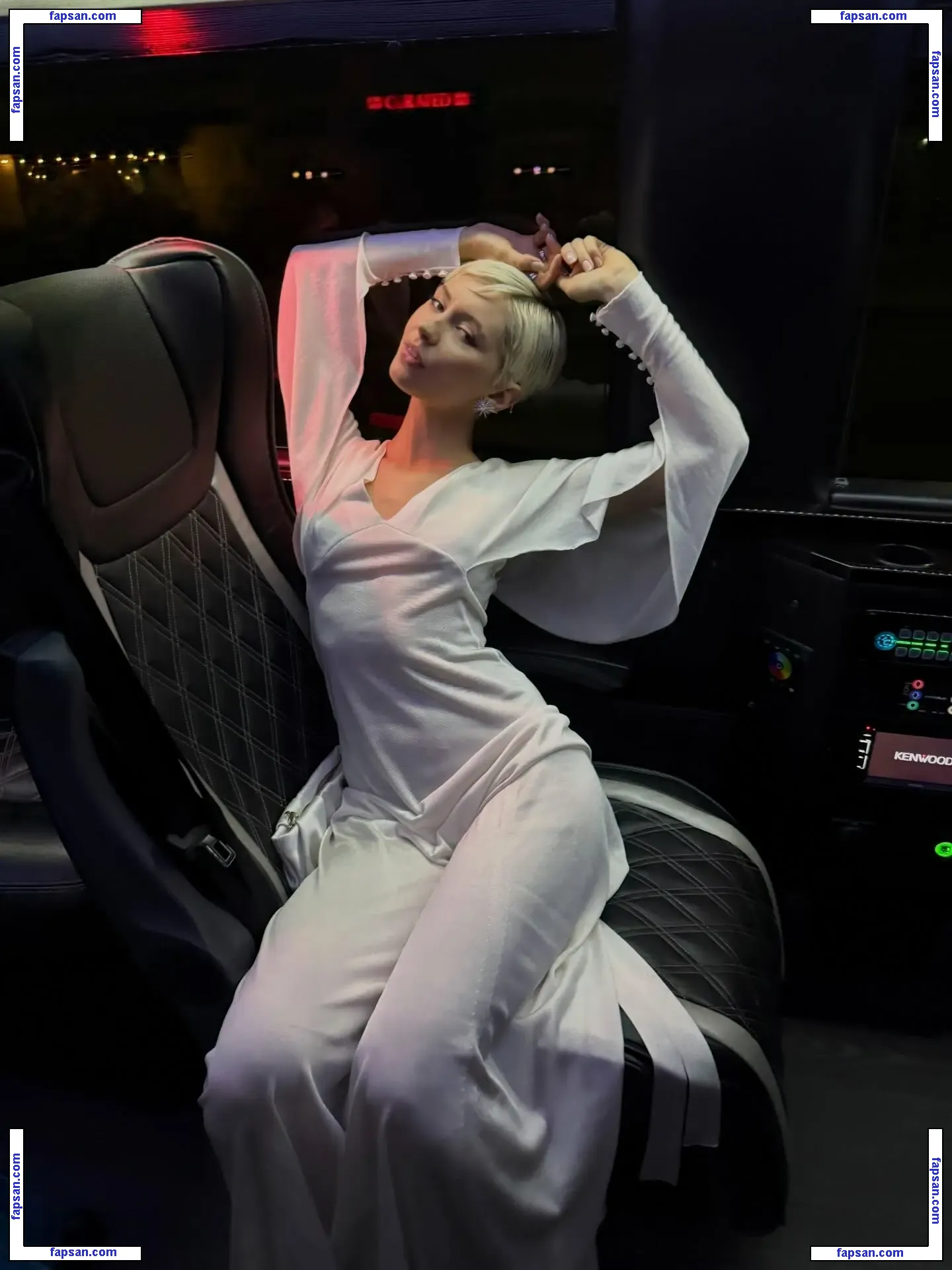 Iris Law голая фото #0537 с Онлифанс