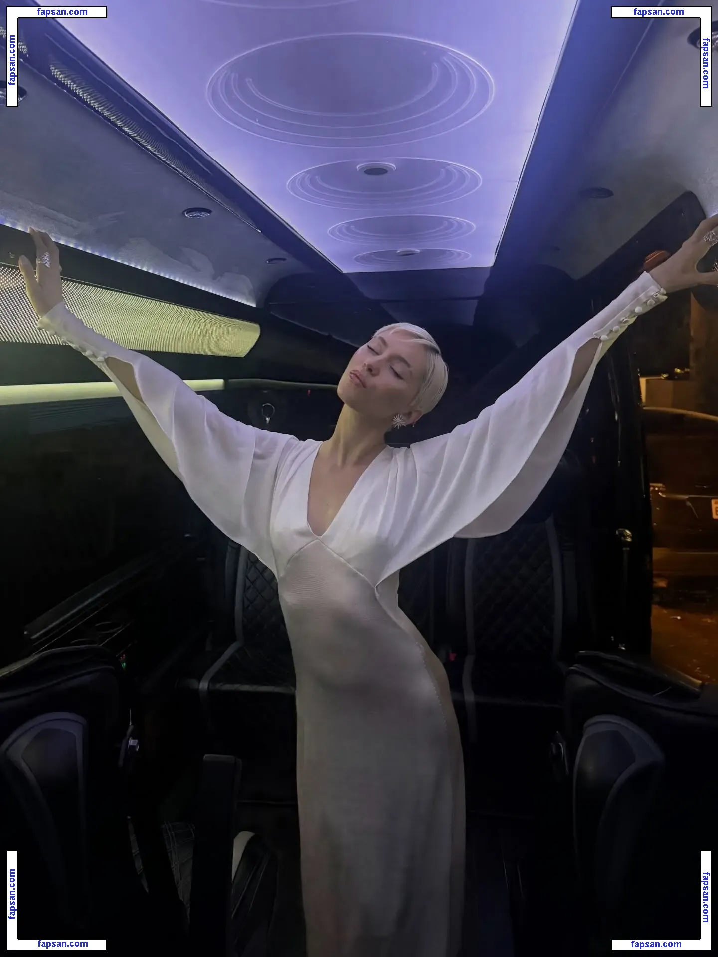 Iris Law голая фото #0538 с Онлифанс