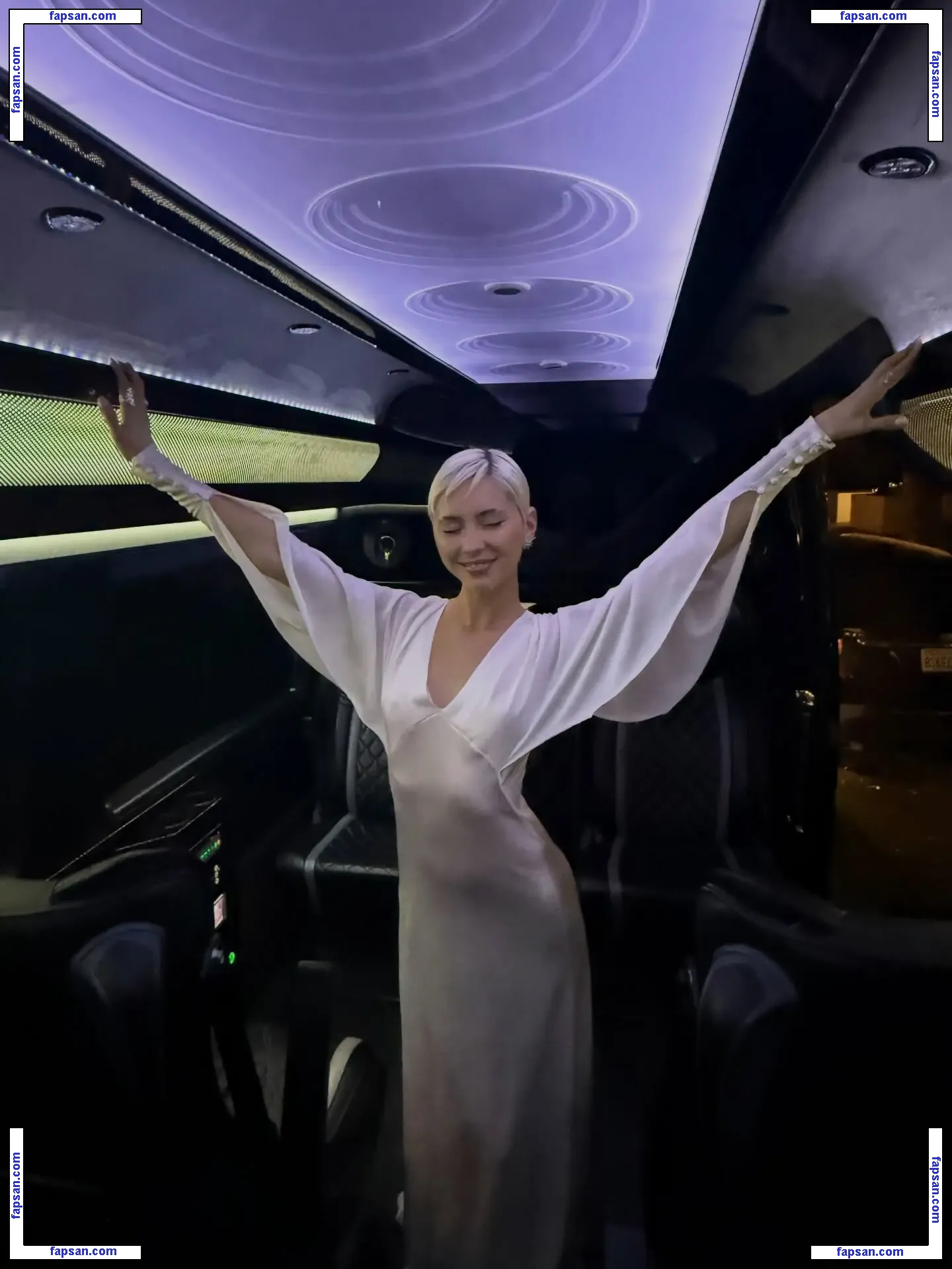 Iris Law голая фото #0543 с Онлифанс