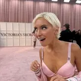 Iris Law голая #0533