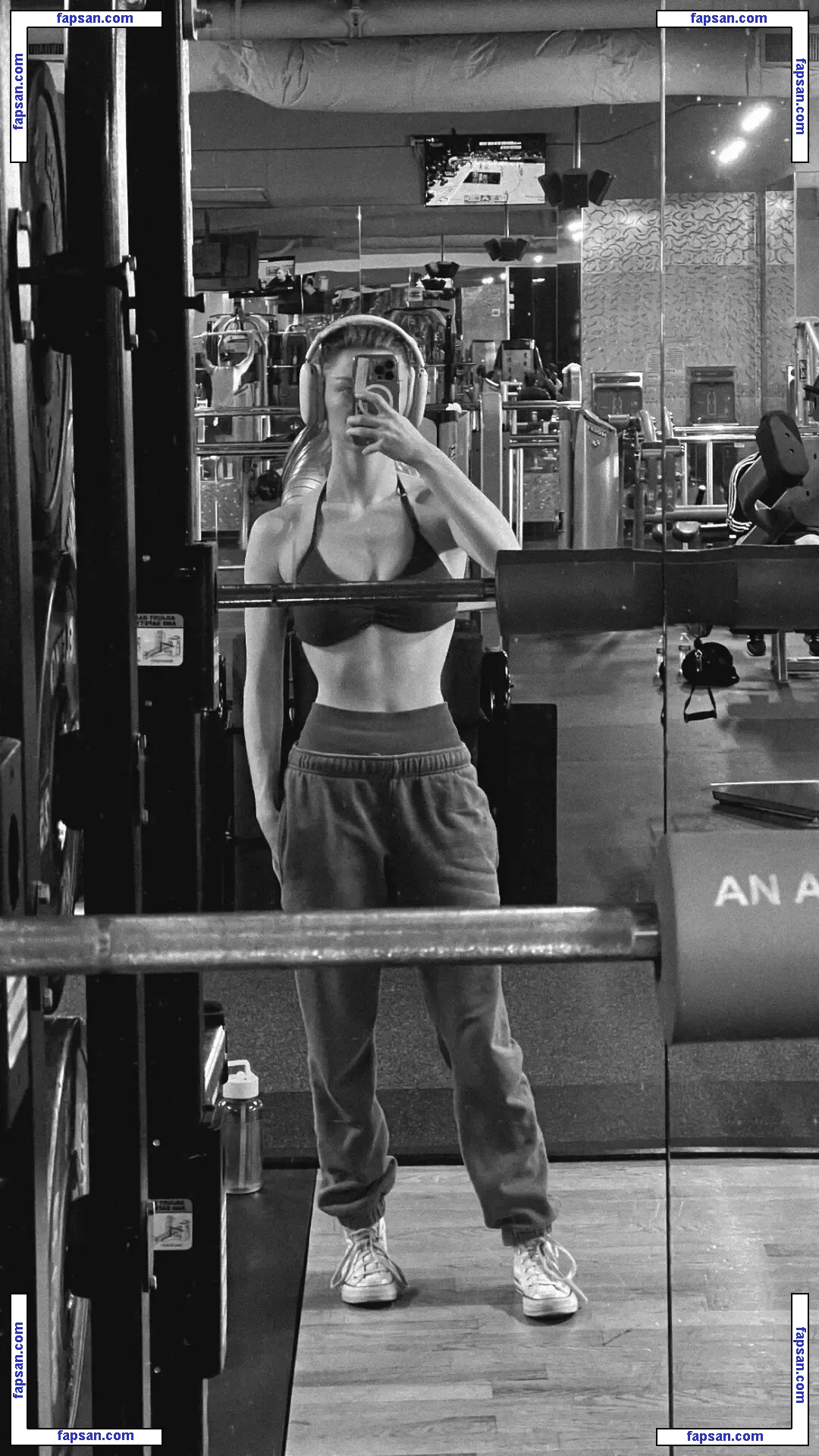 Isabella Blake-Thomas голая фото #0002 с Онлифанс