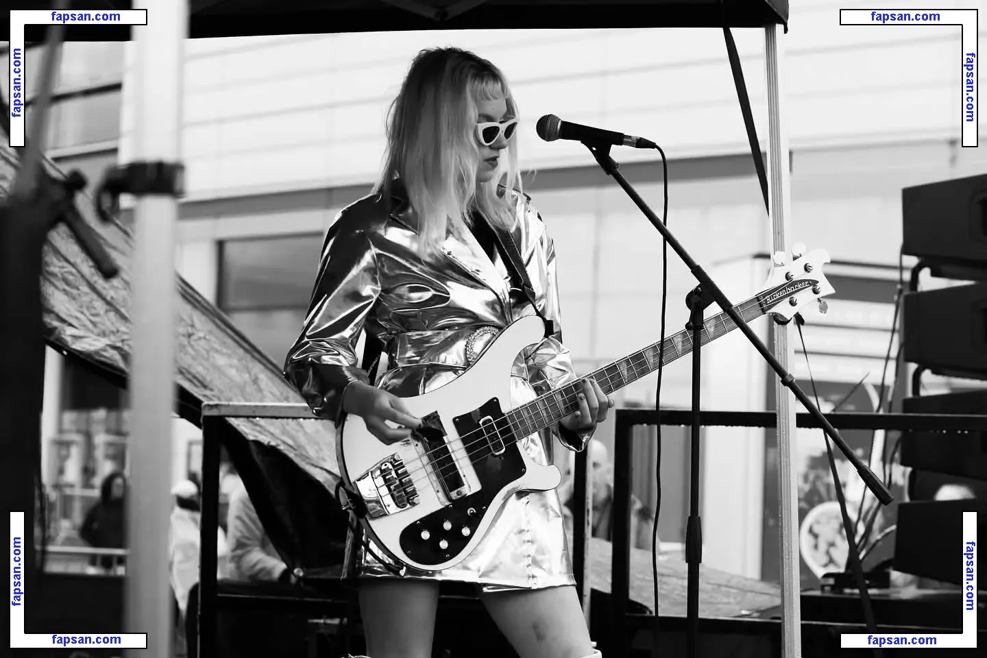 Issey Carts голая фото #0003 с Онлифанс