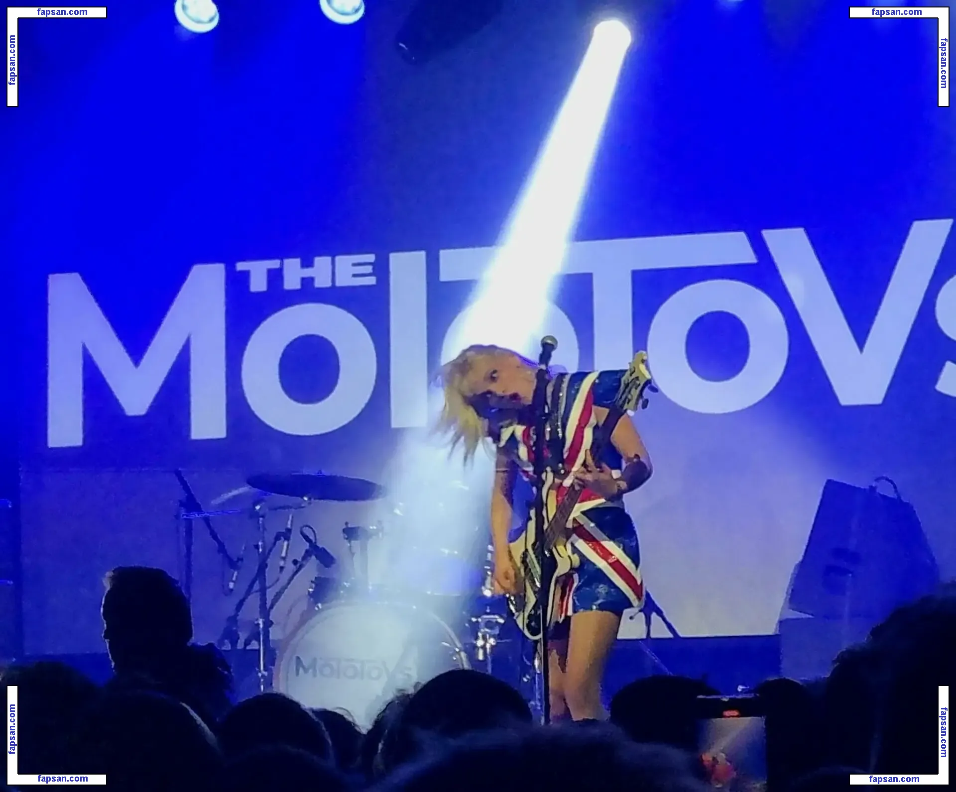 Issey Carts голая фото #0019 с Онлифанс