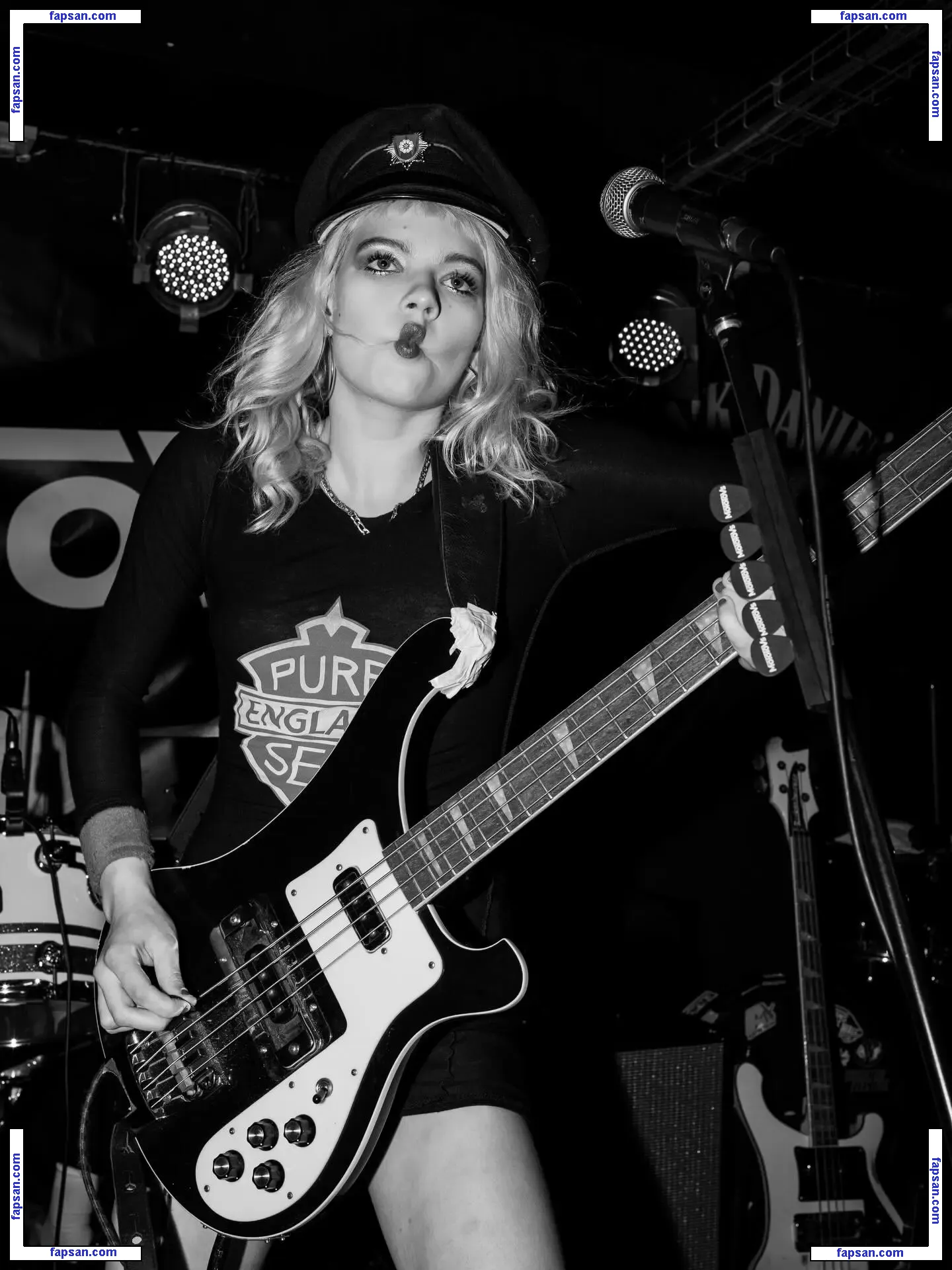 Issey Carts голая фото #0033 с Онлифанс