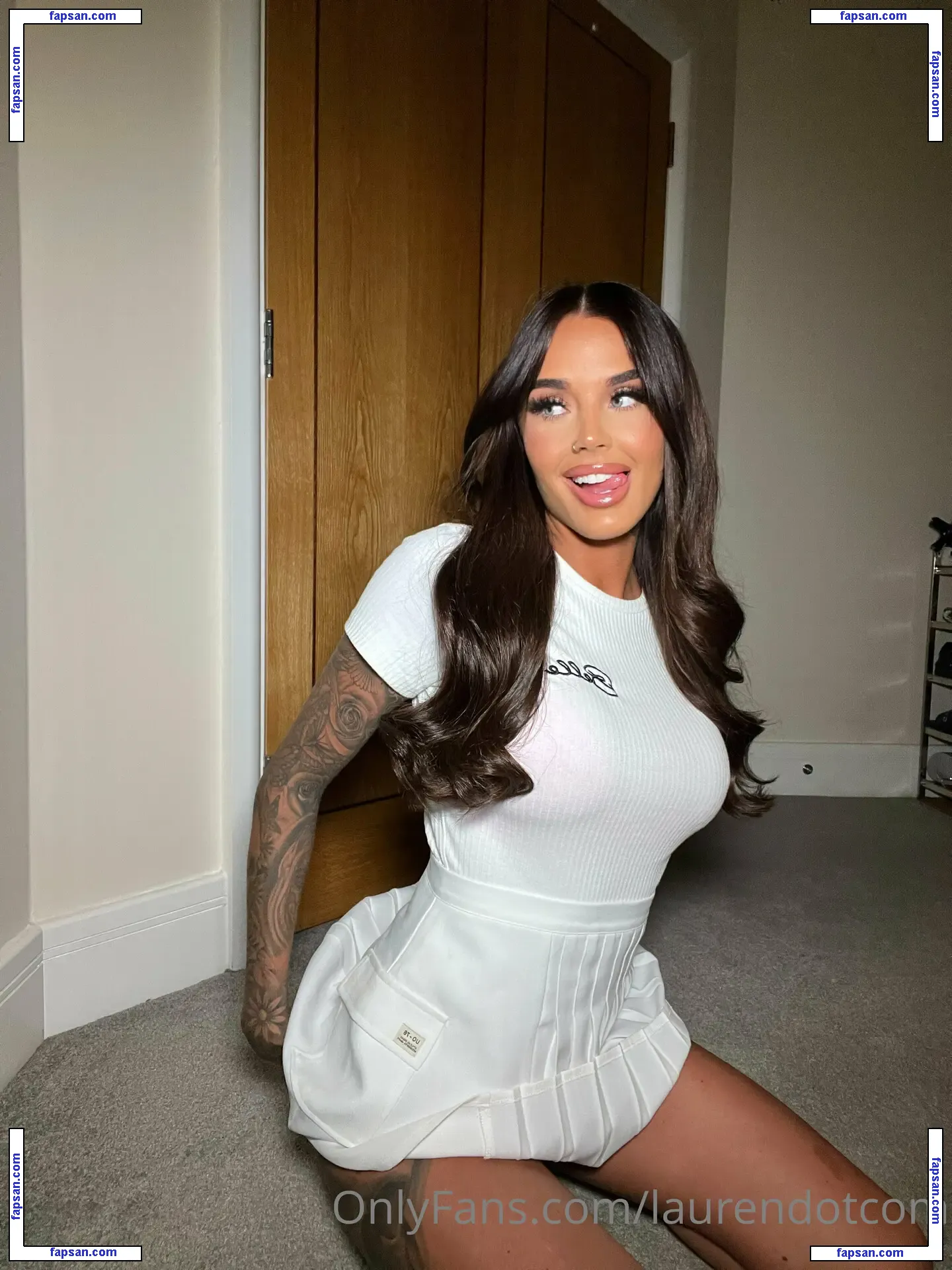 Itslaurendotcom nude photo #0006 from OnlyFans