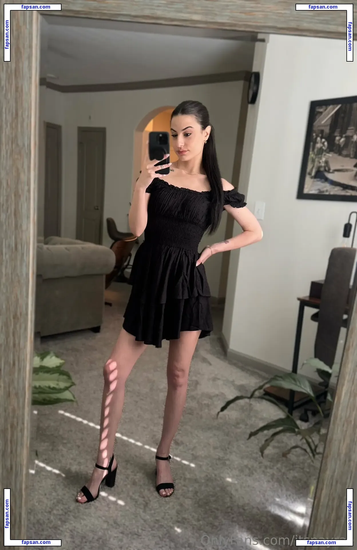 itsnayrae nude photo #0001 from OnlyFans