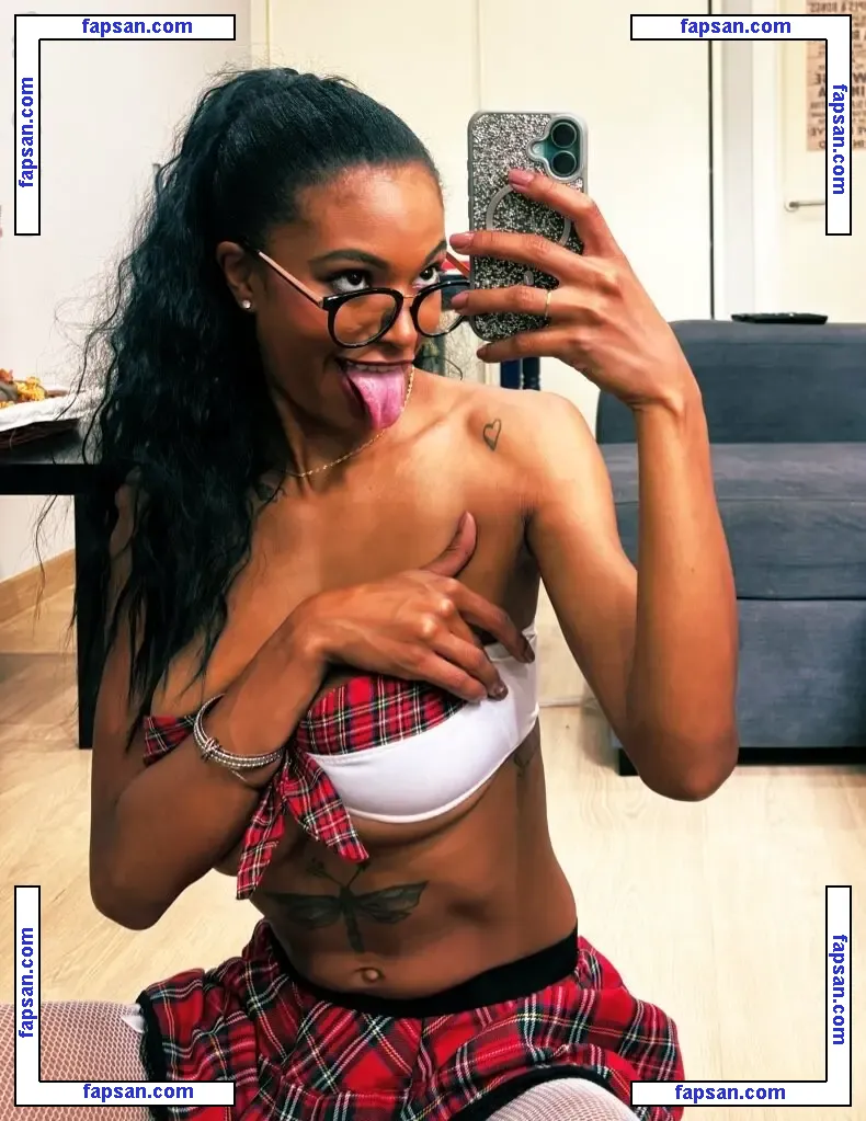 itszurihill nude photo #0012 from OnlyFans