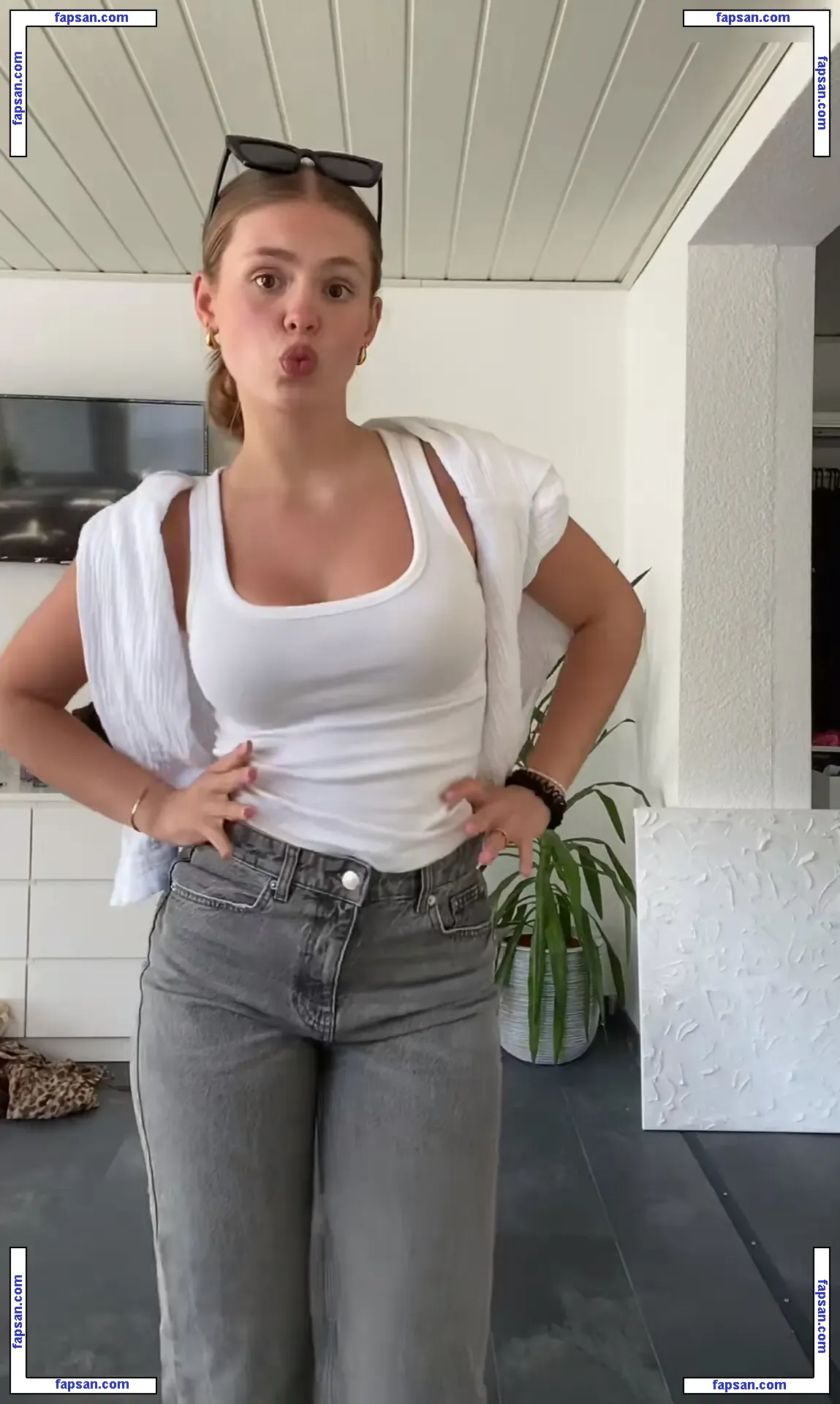 Jellefeline nude photo #0103 from OnlyFans