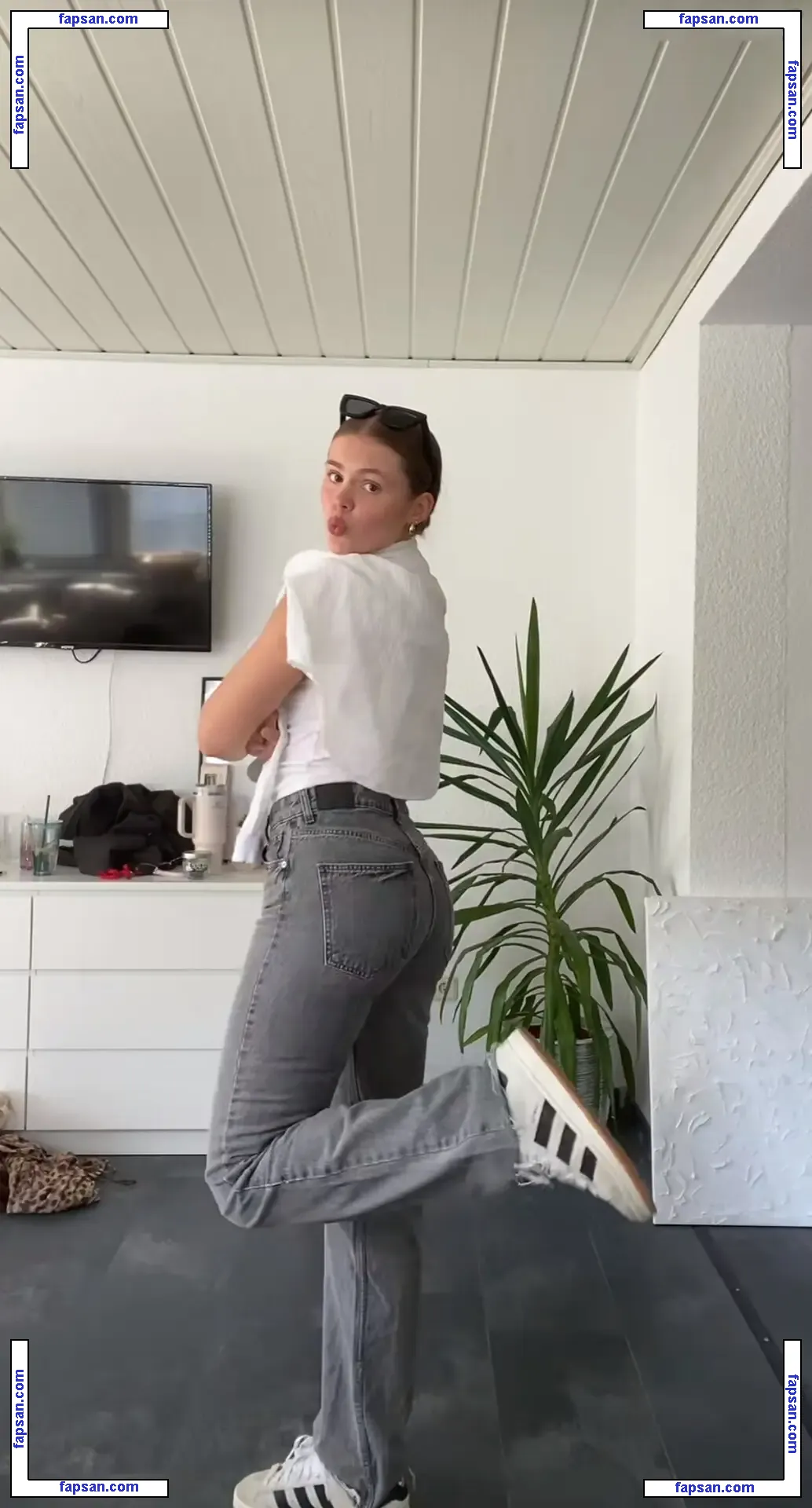 Jellefeline nude photo #0109 from OnlyFans